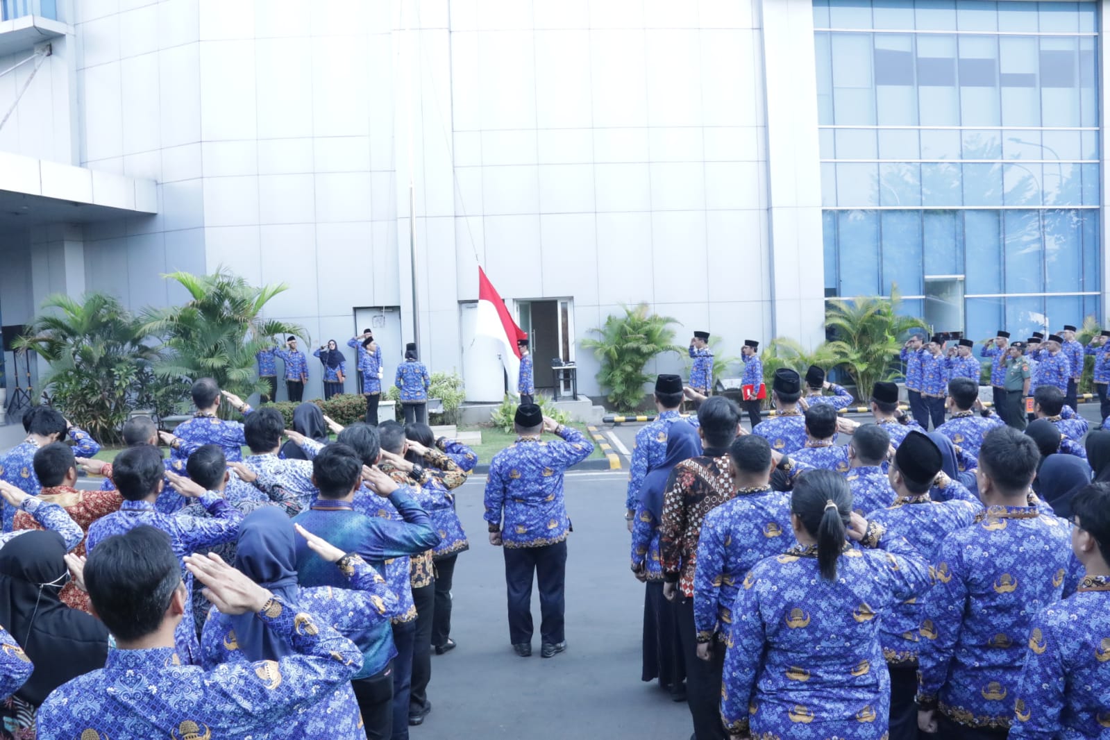 Seluruh pejabat tinggi dan pegawai di lingkungan BNPB menghadiri Upacara Peringatan Hari Sumpah Pemuda 2023 yang dihelat di Graha BNPB, Jakarta pada Sabtu (28/10). 